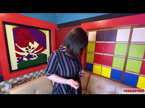 ❤️ Cutie Japanese pẹlu awọn omu nla ṣe baraenisere pẹlu awọn nkan isere ibalopọ ati pe o ni orgasm kan. O sọrọ ninu ifọrọwanilẹnuwo kan nipa iriri onibaje rẹ. Awọn ori omu nla ati obo ti o ni irun ti n kerora. Osaka onihoho ❤ Ohun onihoho didara ☑