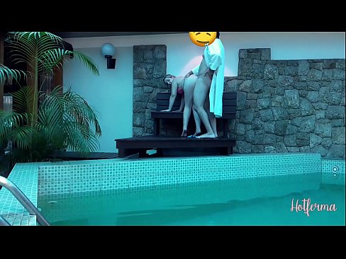 ❤️ Oga pe iranṣẹbinrin si awọn pool, sugbon ko le koju kan gbona ❤ Ohun onihoho didara ☑